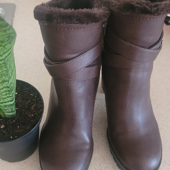 GUESS - Picture 2 of 4